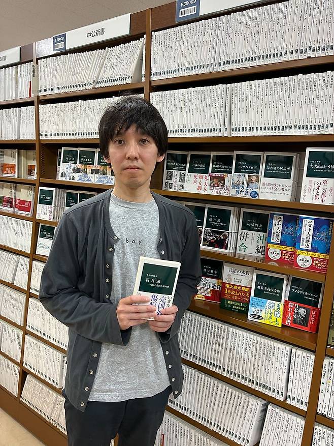 일본 교토의 한 서점에 진열된 저서 『친일파-매국과 애국의 한국사』앞에서 포즈를 취한 오노 야스테루 규슈대 교수. 유성운 기자