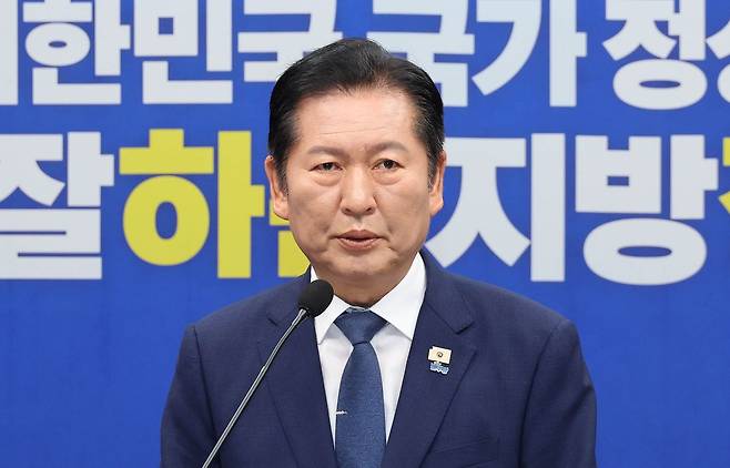 정청래 더불어민주당 대표가 13일 오전 국회에서 열린 기자회견에서 발언하고 있다. 임현동 기자