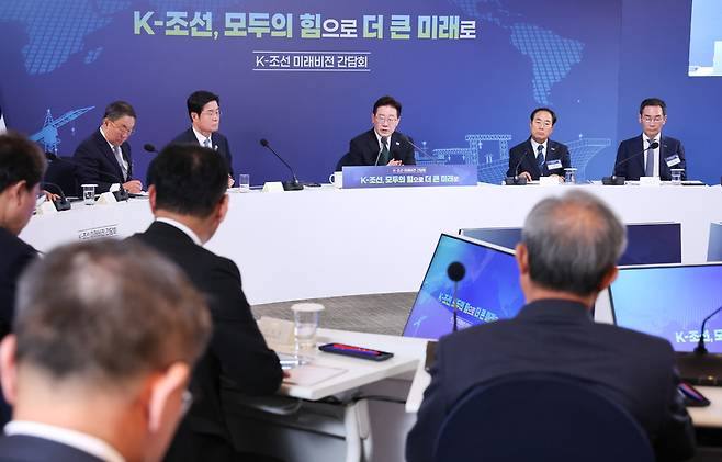 ▲ 이재명 대통령이 13일 호텔현대 바이 라한 울산에서 열린 K-조선 미래비전 간담회에서 발언하고 있다. 가장 오른쪽이 강원 출신 유상철 HJ중공업 대표이사. 연합뉴스
