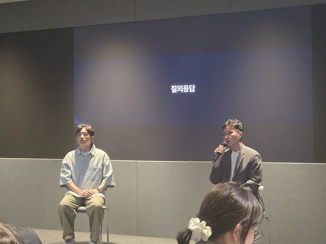 강은규 카카오모빌리티 미래사업플랫폼 리더(사진 오른쪽)와 오두용 로봇개발 리더가 13일 경기 판교 카카오본사에서 열린 행사에서 발언하고 있다. 강 리더는 “앞으로 제조사나 기종이 다른 로봇들을 얼마나 유기적으로 통합 운영하느냐가 로봇 서비스의 성패를 가르는 핵심 경쟁력이 될 것”이라고 강조했다. 사진=안정훈 기자