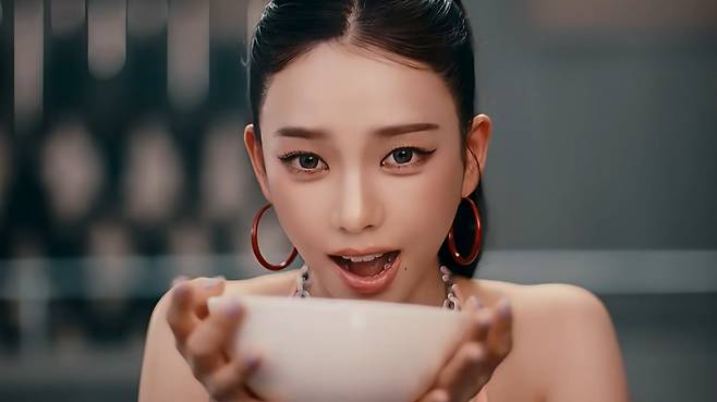 신라면 광고에 등장하는 에스파 카리나.  /유튜브 채널 '농심 글로벌'