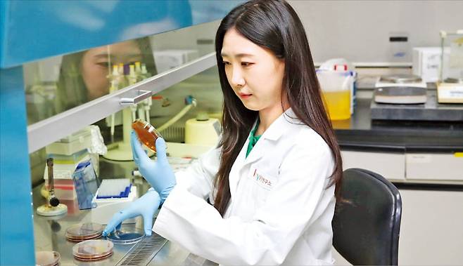 hy 중앙연구소에서 연구원이 개발 중인 원료를 들여다보고 있다.  hy 제공