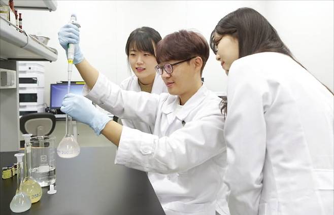 LG화학 QC 담당 직원들이 바이오의약품 검사를 위해 샘플을 채취하고 있다. /LG화학 제공