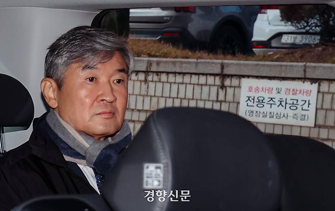 조태용 전 국가정보원장이 지난해 11월11일 서울 서초구 서울중앙지법에서 구속 전 피의자 심문을 마치고 청사를 빠져나가고 있다. 이준헌 기자