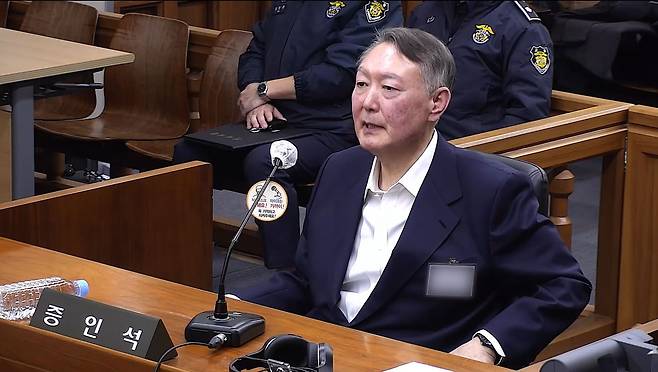 윤석열 전 대통령이 지난해 11월19일 서울 서초구 서울중앙지방법원에서 열린 한덕수 전 국무총리의 내란 재판에 증인으로 출석해 증언하고 있다. 서울중앙지법 제공