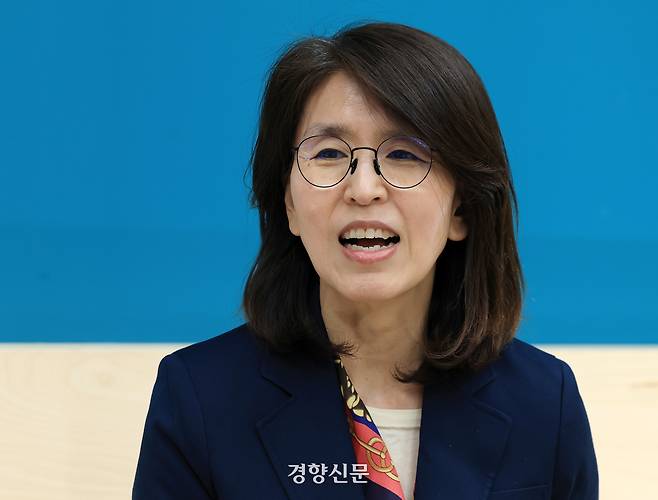 출판평론가 한미화씨가 4일 서울 정동 경향신문사에서 자신의 최근 저서 <동네책방 지속탐구>와 관련해 인터뷰를 하고 있다. 2026.05.04 /서성일 선임기자