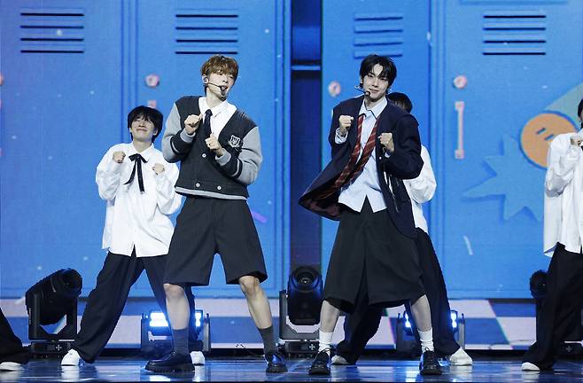 Flare U performs "Way 2 U" during a media showcase for “Youth Error” held at Blue Square Woori Won Banking Hall in Yongsan-gu, central Seoul, Wednesday. (Newsis)