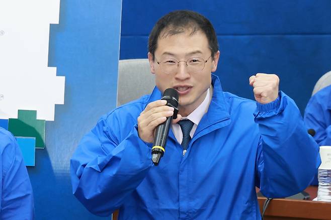 김상욱 더불어민주당 울산시장 후보가 지난달 23일 국회에서 열린 민주당 광역단체장 후보 연석회의에 참석해 선거 지역에 퍼즐을 붙이는 퍼포먼스를 한 뒤 각오를 말하고 있다. 연합뉴스