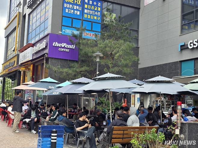 고덕신도시 삼성전자 평택캠퍼스 인근에 위치한 카페거리에서 청년들이 휴식을 취하고 있다. 김미경 기자