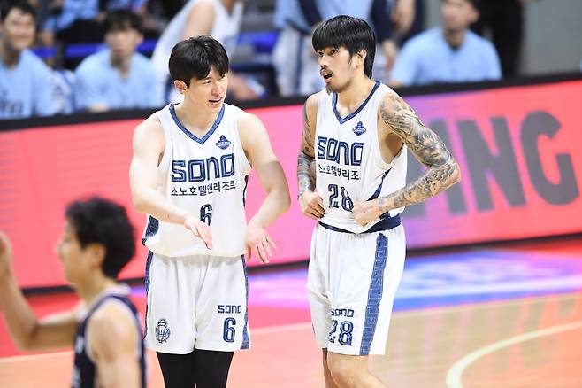 소노 이정현(왼쪽)과 켐바오. KBL 제공