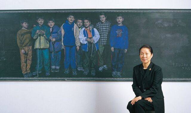 김명희 작가와 2002년 작품 ‘내가 결석한 소풍날 02’. 갤러리현대 제공