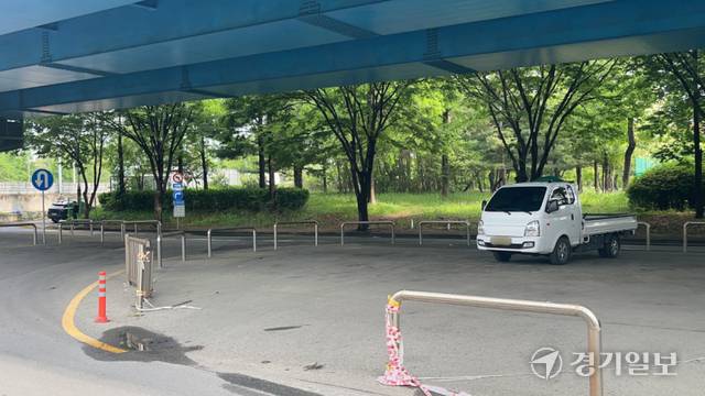 12일 오전 인천 동구 송림동 방축고가교 아래. 차량 출입을 막는 스테인리스 볼라드가 뽑혀있고 임시로 막아놓은 접근금지 테이프도 끊어진 채 엉켜있다. 장민재기자