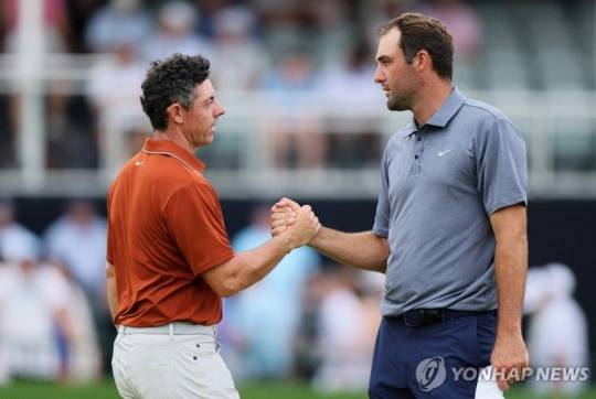 2025년 PGA 챔피언십에서 악수를 나누는 로리 매킬로이(왼쪽)와 스코티 셰플러 / 사진=연합뉴스