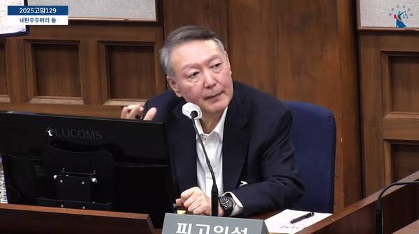 ▲전 대통령 윤석열 피고인이 내란우두머리 재판에서 직접 증인신문을 하고 있다. 사진=서울중앙지법 영상 갈무리