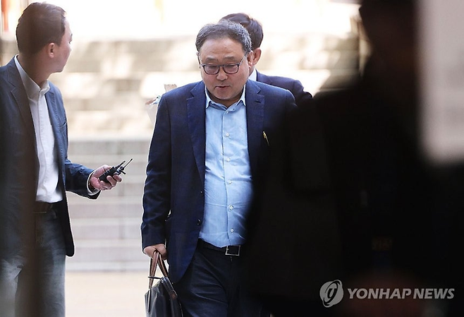 지난달 24일 서울 서초구 서울중앙지법에 출석하는 로봇개 사업가 서성빈 씨. [연합뉴스]