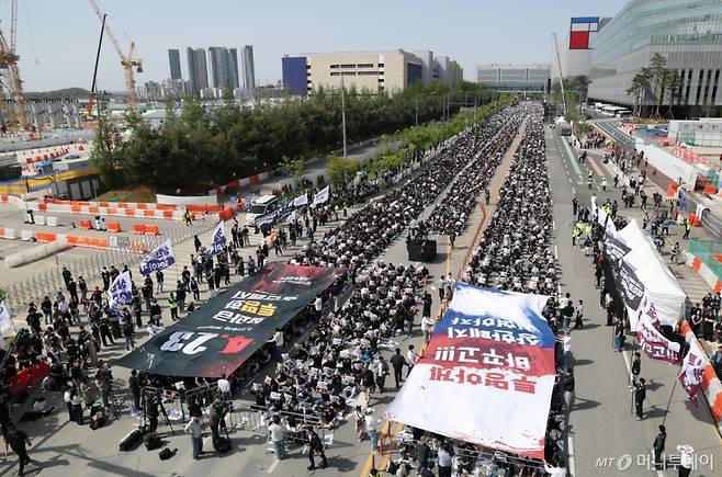 (평택=뉴스1) 김영운 기자 = 23일 경기 평택시 고덕동 삼성전자 평택캠퍼스에서 열린 삼성전자 노동조합 공동투쟁본부 '4·23 투쟁 결의대회'에서 조합원들이 구호를 외치고 있다. 2026.4.23/뉴스1 Copyright (C) 뉴스1. All rights reserved. 무단 전재 및 재배포, AI학습 이용 금지. /사진=(평택=뉴스1) 김영운 기자