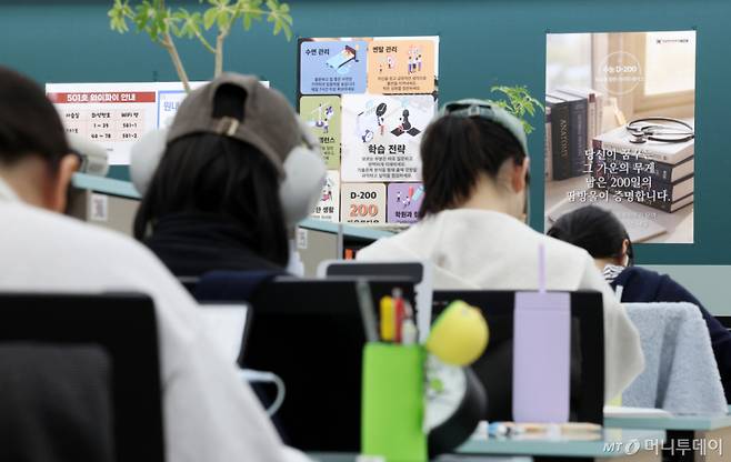 [서울=뉴시스] 조성우 기자 = 2027학년도 대학수학능력시험을 200여 일 앞둔 30일 오후 서울 강남구 강남하이퍼학원 의대관에서 수험생들이 자습하고 있다. 2026.04.30. xconfind@newsis.com /사진=조성우