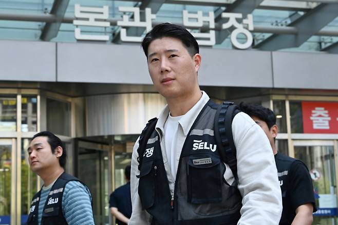 최승호 초기업노조 삼성전자지부 위원장이 13일 경기 수원시 영통구 수원지방법원에서 열린 삼성전자 노조 위법 쟁의행위 금지 가처분 신청 2차 심문을 마친 뒤 법원을 나서고 있다./사진=뉴시스