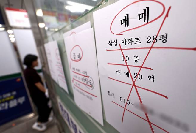 정부가 토지거래허가구역 내 세입자가 거주하는 주택의 실거주 의무 유예 대상을 비거주 1주택자로 확대하는 방안을 내놨다. 사진은 지난 12일 서울 시내의 한 공인중개사사무소에 시세표가 붙어 있는 모습. /사진=뉴스1