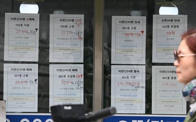 사라지는 매물  : 다주택자 양도소득세 중과가 4년 만에 재개된 가운데 11일 오전 서울 서대문구 대형 아파트 단지 내 부동산 중개업소 안내판 앞으로 한 주민이 지나가고 있다.   김동훈 기자