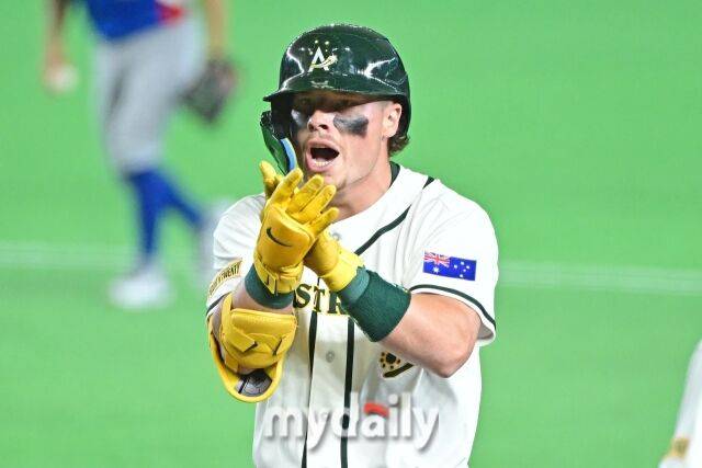 5일 일본 도쿄돔에서 열린 2026 월드 베이스볼 클래식(WBC) 조별리그 대만-호주 경기. 호주 바자나가 3회초 2사에 안타를 친 후 기뻐하고 있다./마이데일리