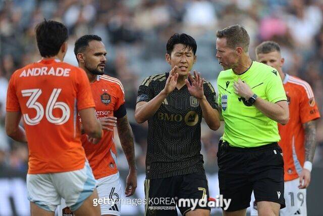 LAFC의 손흥민(사진 가운데)이 11일 오전 10시(이하 한국시각) 미국 로스앤젤레스의 BMO 스타디움에서 펼쳐진 휴스턴다이너모와 2026 미국 메이저리그사커(MLS) 12라운드에서 항의를 하고 있다./게티이미지코리아