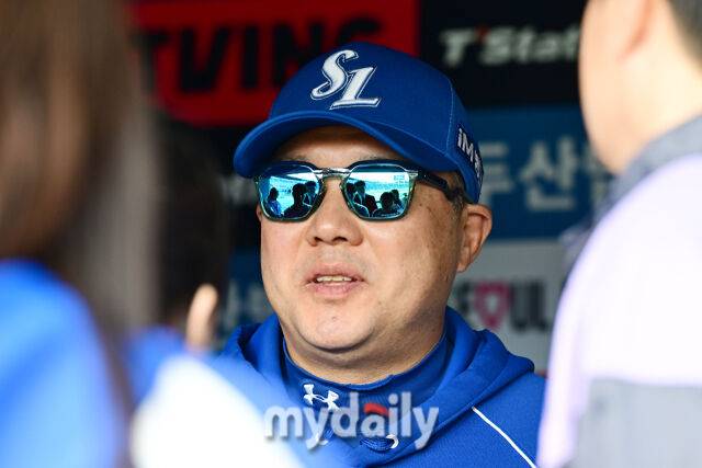 28일 서울 잠실야구장에서 열린 '2026 신한 SOL BANK KBO리그' 두산 베어스와 삼성 라이온즈 경기. 삼성 박진만 감독이 경기 전 인터뷰를 하고 있다./마이데일리