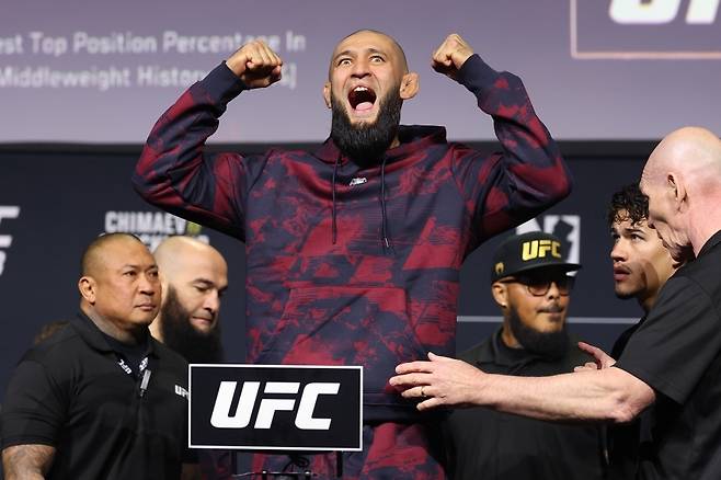 지난 10일 여린 UFC 328 대회 하루 전 공계체량을 하고 있는 함자트 치마예프. [UFC 제공]