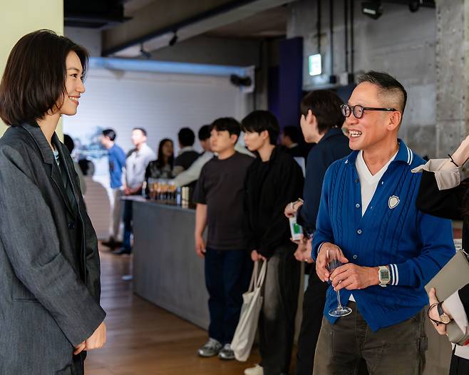 정태영 현대카드 부회장이 서울 용산구 한남동 현대카드 스토리지에서 열린 ‘우리들의 움직이는 이미지’ 전시에서 걸그룹 위키미키 김도연과 함께 대화를 나누는 모습. 오른쪽 사진은 정태영 부회장의 사진 22점이 전시된 전시 공간.  [현대카드 제공]