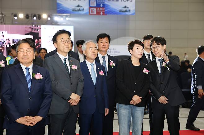 13일 광주 김대중컨벤션센터에서 열린 자율주행 실증도시 조성 사업 업무협약식에 참석한 주요 인사들이 전시장을 둘러보고 있다. 앞줄 왼쪽부터 강기정 광주광역시장, 김윤덕 국토교통부 장관, 양부남·박균택·전진숙 국회의원, 박민우 현대차·기아 AVP본부장(사장). [현대차 제공]