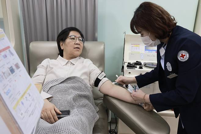 정은경 보건복지부 장관이 지난 1월 23일 인천혈액원 헌혈의집 구월센터를 방문해 헌혈에 참여하고 있다. [보건복지부 제공]