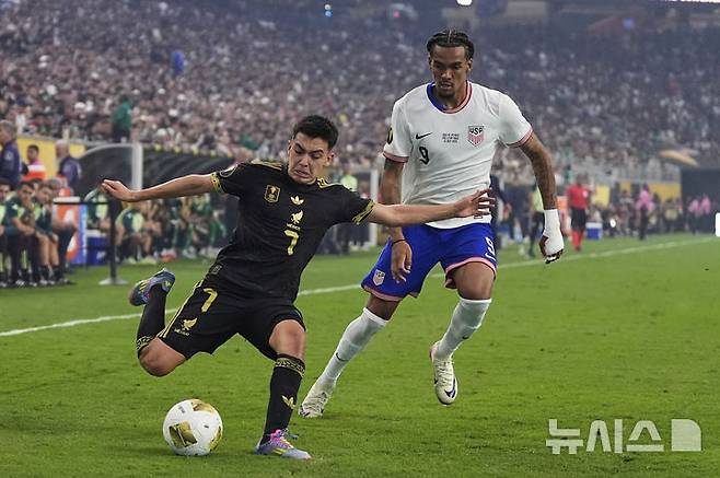 [휴스턴=AP/뉴시스] 2025 북중미카리브해축구연맹(CONCACAF) 골드컵 당시 미국과의 결승전에 출전한 멕시코 축구 국가대표 질베르토 모라. 2025.07.06.