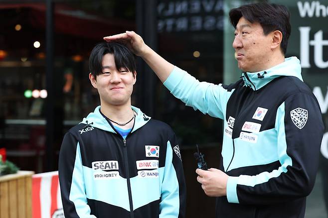 [서울=뉴시스] 오준성(왼쪽)과 오상은 남자 탁구 대표팀 감독. (사진=대한탁구협회 제공) 2026.05.09. *재판매 및 DB 금지
