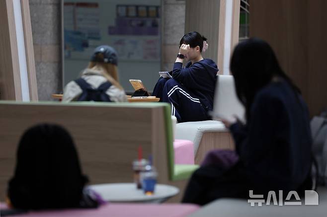 [서울=뉴시스] 김진아 기자 = 15일 서울 시내 한 대학교 일자리플러스센터 앞 로비에서 학생들이 공부를 하고 있다. 2026.04.15. bluesoda@newsis.com