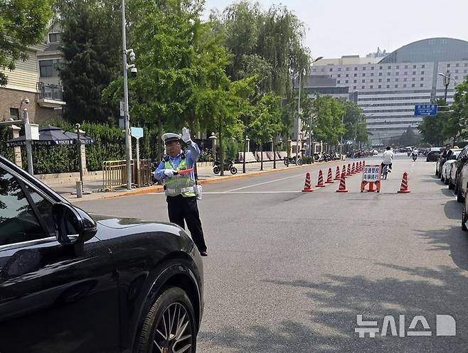 [베이징=뉴시스] 박정규 특파원 = 도널드 트럼프 미국 대통령의 방중 당일인 13일 오후 경비가 삼엄해진 가운데 베이징 차오양구의 주중 미국대사관에서 미국 대표단의 숙소로 추정되는 호텔로 향하는 도로의 차량 통행을 교통경찰이 통제하고 있다. 2026.05.13 photo@newsis.com