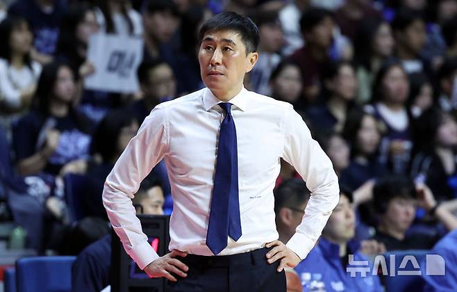[부산=뉴시스] 최진석 기자 = 10일 부산사직실내체육관에서 열린 2025~2026시즌 LG전자 프로농구 챔피언결정전 고양 소노와 부산 KCC의 4차전, KCC 이상민 감독이 생각에 잠겨 있다. 2026.05.10. myjs@newsis.com