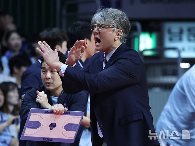 [부산=뉴시스] 최진석 기자 = 10일 부산사직실내체육관에서 열린 고양 소노와의 2025~2026시즌 LG전자 프로농구 챔피언결정전 고양 소노와 부산 KCC의 4차전, 소노 손창환 감독이 항의하고 있다. 2026.05.10. myjs@newsis.com