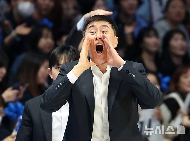 [고양=뉴시스] 김진아 기자 = 7일 경기 고양 소노 아레나에서 열린 '2025-2026 KBL 챔피언결정전 2차전' 고양 소노 스카이거너스와 부산 KCC 이지스의 경기, KCC 이상민 감독이 작전을 지시하고 있다. 2026.05.07. bluesoda@newsis.com