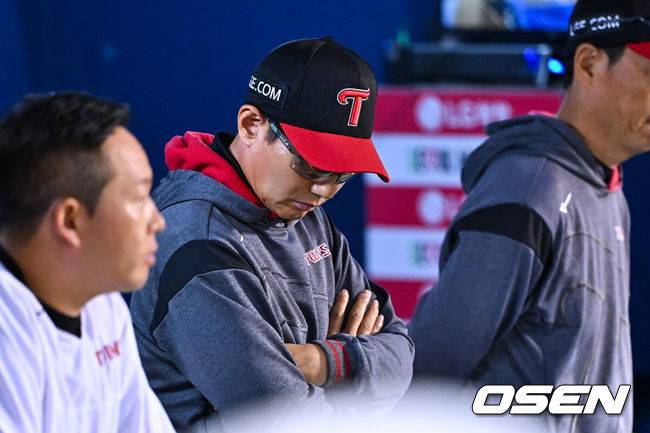[OSEN=잠실, 박준형 기자] 12일 오후 서울 잠실구장에서 2026 신한 SOL KBO리그 LG 트윈스와 삼성 라이온즈의 진행됐다.이날 LG는 임찬규를, 삼성은 최원태를 선발투수로 내세웠다.6회말 무사 1,2루 LG 오스틴의 병살타때 염경엽 감독이 아쉬워하고 있다.   2026.05.12 / soul1014@osen.co.kr