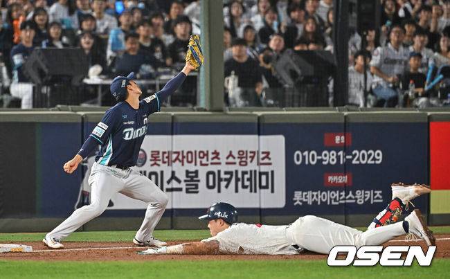 [OSEN=부산, 이석우 기자] 13일 부산 사직야구장에서 2026 신한 SOL KBO 리그 롯데 자이언츠와 NC 다이노스의 경기가 열렸다. 홈팀 롯데는 비슬리가, 방문팀 NC는 테일러가 선발 출전했다.롯데 자이언츠 고승민이 4회말 1사 2루 우중간 1타점 3루타를 치고 진루하고 있다. 2026.05.13 / foto0307@osen.co.kr