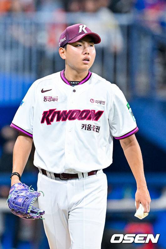 [OSEN=고척, 민경훈 기자] 13일 서울 고척 스카이돔에서 2026 신한 SOL KBO리그 키움 히어로즈와 한화 이글스의 경기가 열렸다.키움은 박정훈, 한화는 에르난데스가 선발로 나섰다.5회초를 마친 키움 선발 박정훈이 덕아웃으로 향하고 있다. 2026.05.13 / rumi@osen.co.kr