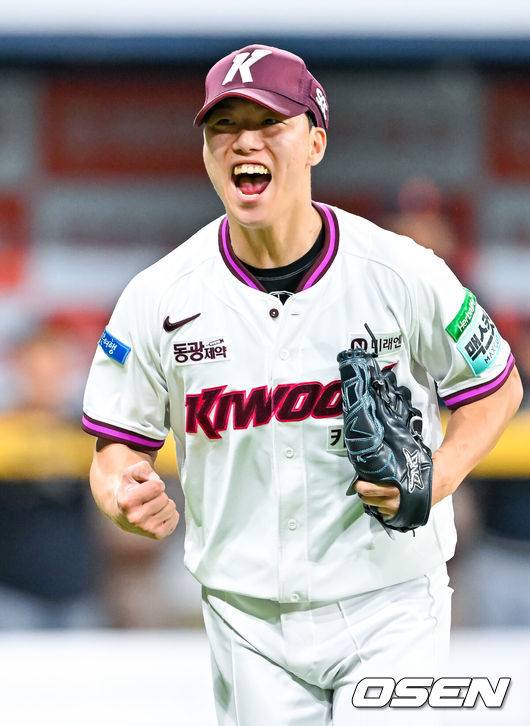 [OSEN=고척, 민경훈 기자] 13일 서울 고척 스카이돔에서 2026 신한 SOL KBO리그 키움 히어로즈와 한화 이글스의 경기가 열렸다.키움은 박정훈, 한화는 에르난데스가 선발로 나섰다.6회초 2사 주자 만루 한화 김태연을 2루수 앞 땅볼로 막아낸 한화 김성진이 기뻐하고 있다. 2026.05.13 / rumi@osen.co.kr