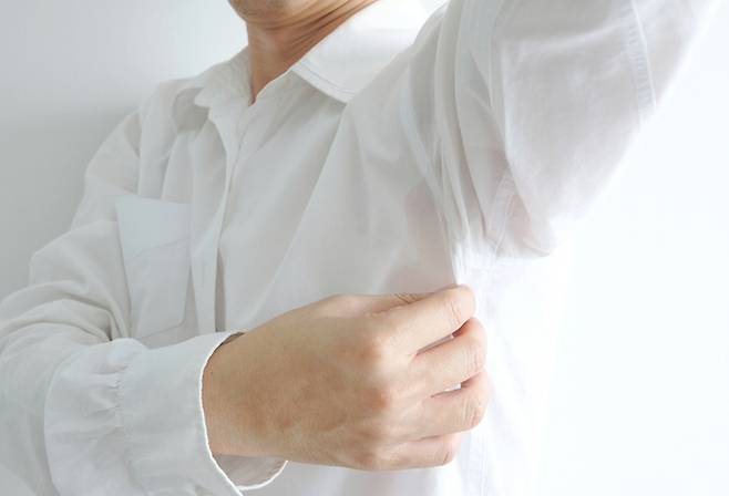 중년 체취는 단순한 위생 문제가 아닌 피부 지질 산화와 생활습관 변화가 함께 작용한 결과일 수 있다. 향수로 덮기보다 목뒤와 귀뒤, 셔츠 깃처럼 냄새가 남기 쉬운 부분을 먼저 관리하는 것이 좋다. 게티이미지