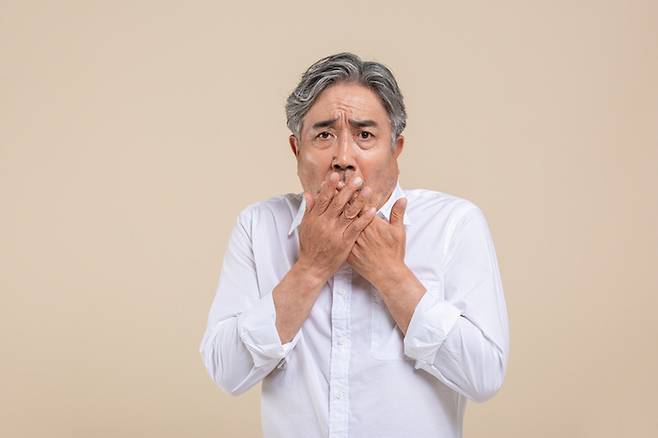 셔츠 깃과 베개 커버는 목뒤와 두피가 자주 닿는 곳이라 땀과 피지 성분이 쉽게 밴다. 중년 체취가 신경 쓰인다면 몸을 씻는 습관과 함께 세탁물 관리도 같이 살펴야 한다. 게티이미지