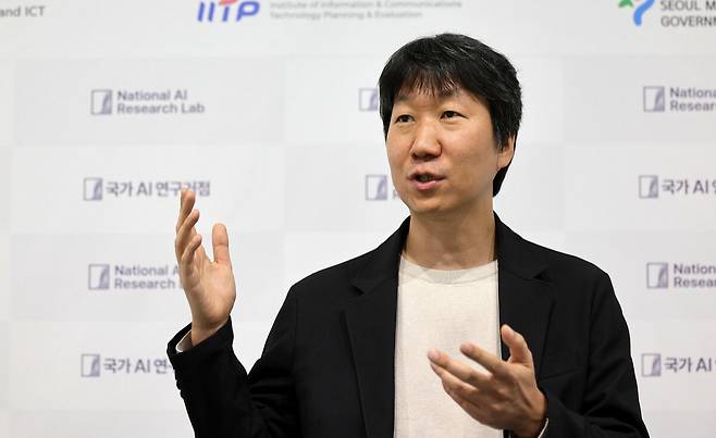 조민수 포스텍(포항공대) 무은재(無垠齋) 석좌교수(컴퓨터공학과)&nbsp;지난달 30일 서울 서초구 국가AI연구거점(NAIRL) 사무실에서 한국 AI 연구의 현주소에 대해서 설명하고 있다.&nbsp; &nbsp; 이재문 기자