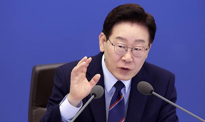 이재명 대통령이 12일 청와대에서 열린 국무회의 겸 제8차 비상경제점검회의에서 발언하고 있다. 뉴시스