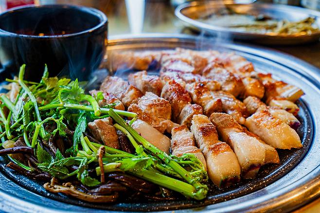 삼겹살이나 수육과&nbsp;돌미나리 겉절이를 곁들이면 청량한 식감과 향이 기름진 맛을 잡아주는 역할을 한다. 클립아트코리아 제공