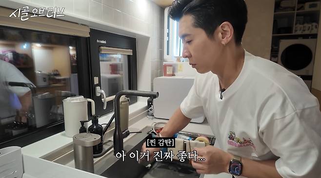 가수 겸 방송인 브라이언이 지난 5일 자신의 유튜브 채널에 다이소 청소용품 후기 영상을 게시했다. 유튜브 ‘더브라이언’ 영상 캡처.