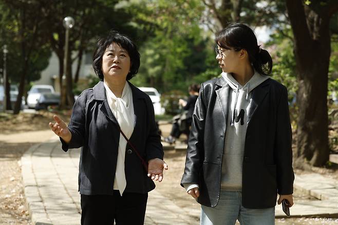 손지연(왼쪽) 자작나무 대표가 4월14일 서울 강남구 대치동의 한 공원에서 배주현 기자와 인터뷰를 하고&nbsp;있다. 유희태 기자