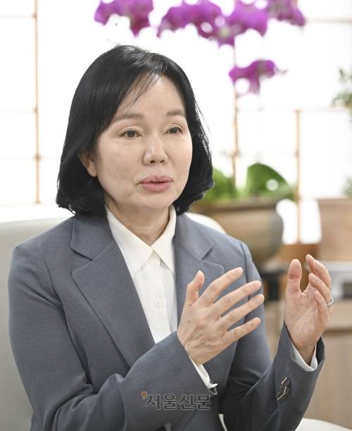 송경희 개인정보보호위원회 위원장은 서울신문과의 인터뷰에서 “기업의 개인정보 보호는 ‘비용’이 아니라 안전한 상품과 서비스를 만들기 위한 ‘투자’”라며 “정보 보호는 기업에 대한 신뢰도와 서비스 경쟁력을 높이는 핵심 요소”라고 말했다. 이지훈 기자